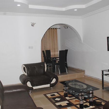 Wynnas Serviced Apartments Benin City Exteriör bild